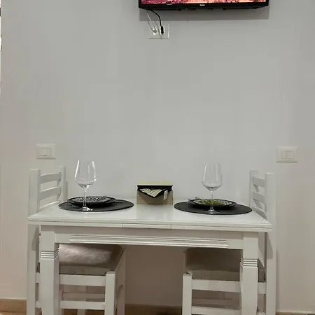 Kiki's 1 * Wlora